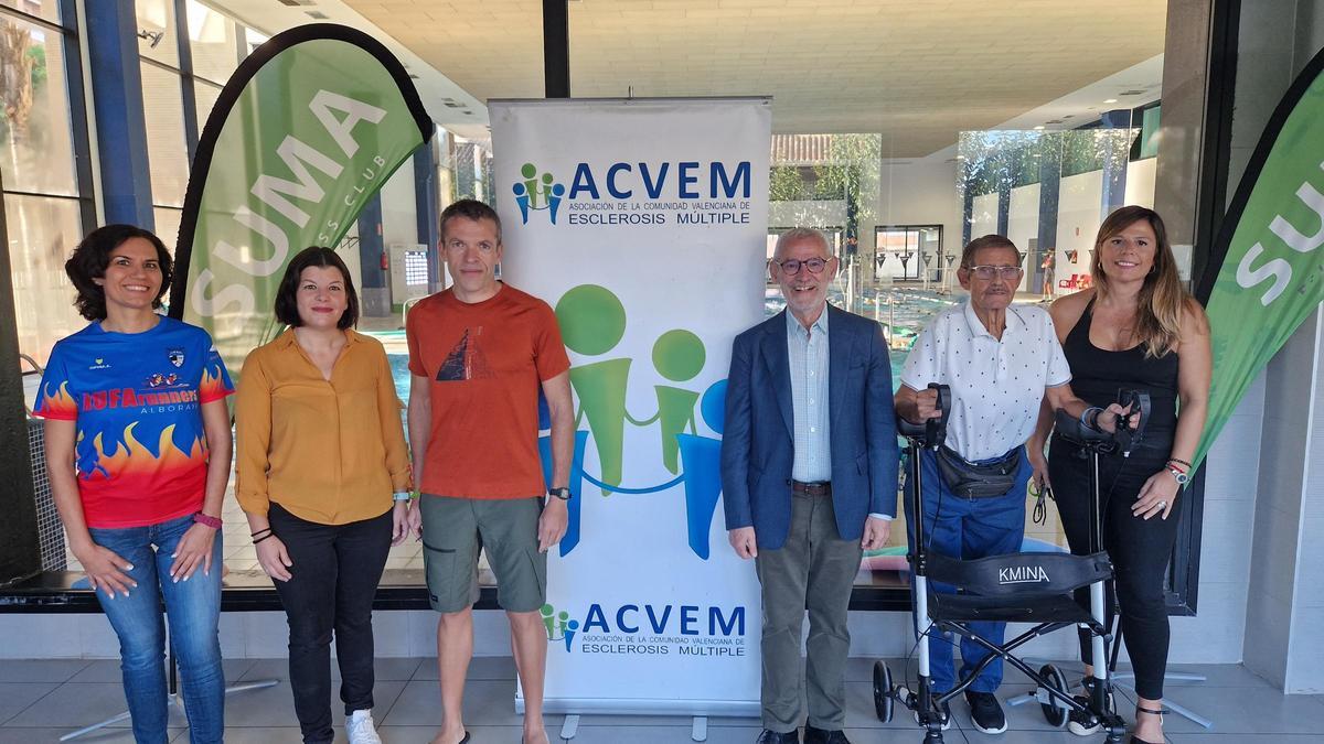 El nadador José Luis García, ACVEM y el alcalde Miguel Chavarría en la piscina municipal.