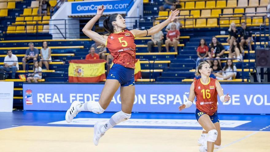 Paola Martínez Vela, dorsal nº5, enun partido con España