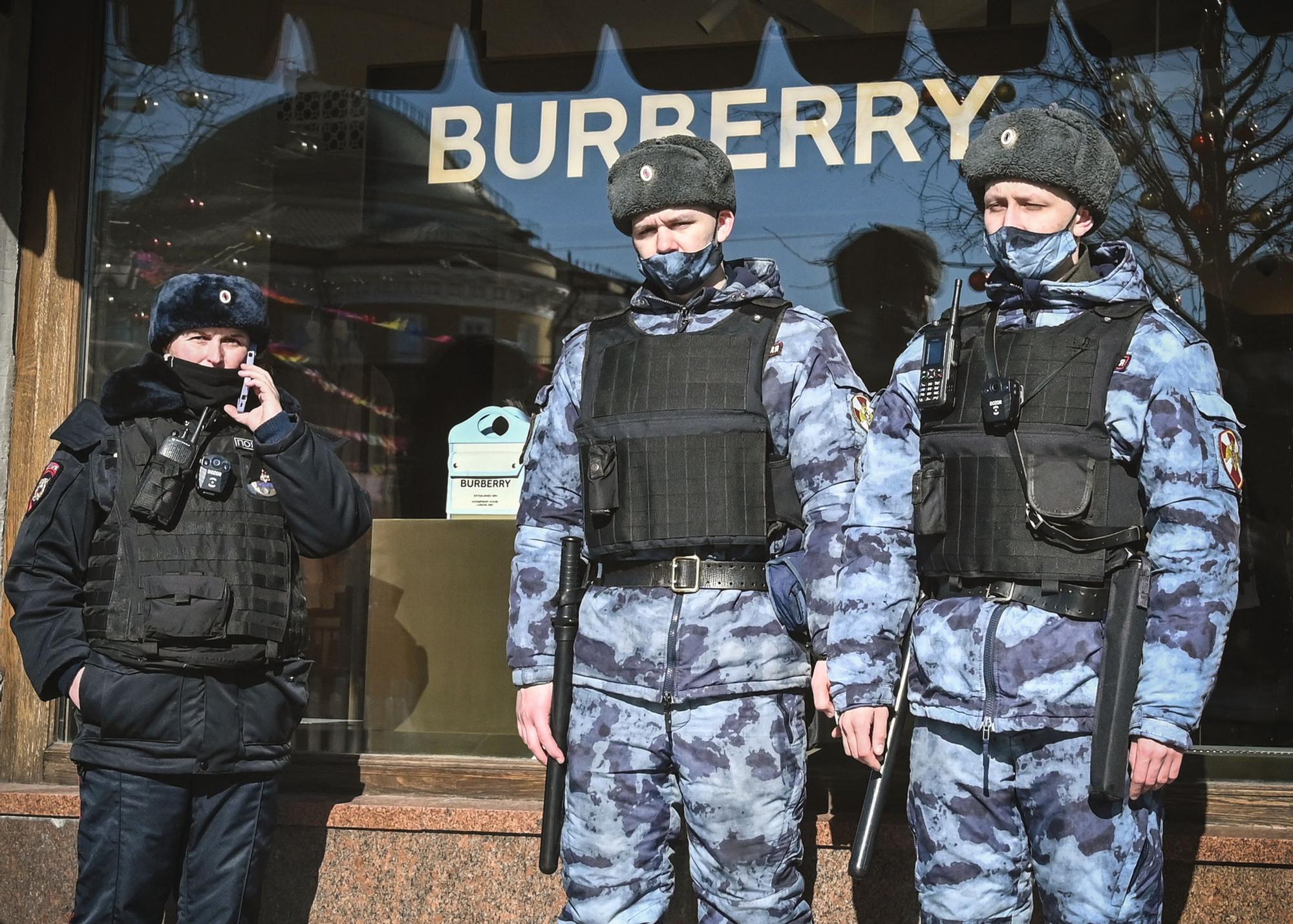 Policía y Guardia Nacional rusa patrullan la Plaza Roja cerca de una tienda de Burberry en Moscú