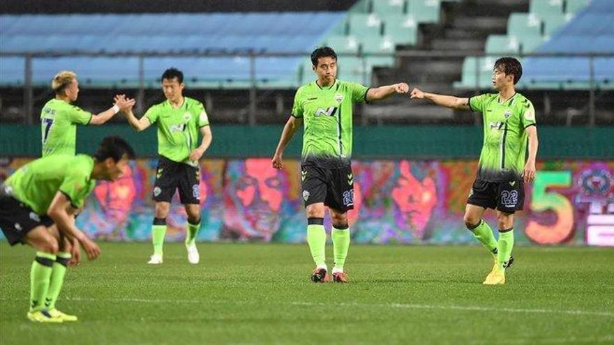 Volvió el fútbol en Corea: sin escupitajos, sin abrazos, sin público