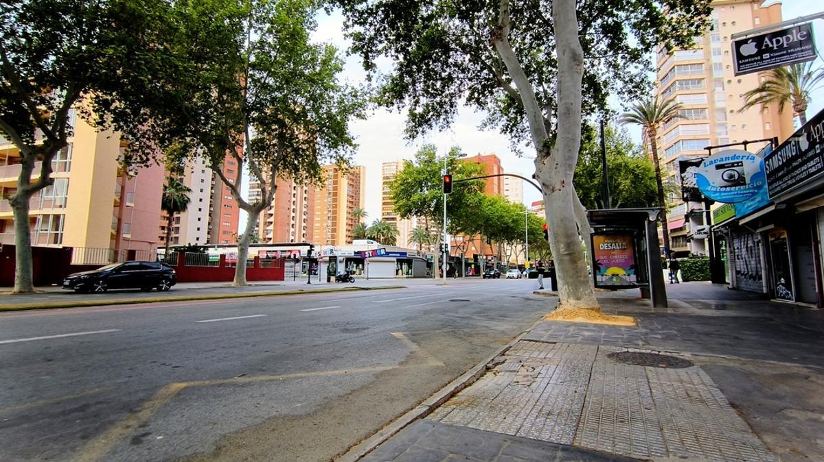 Estado de las aceras del tramo sin renovar de la avenida del Mediterráneo.