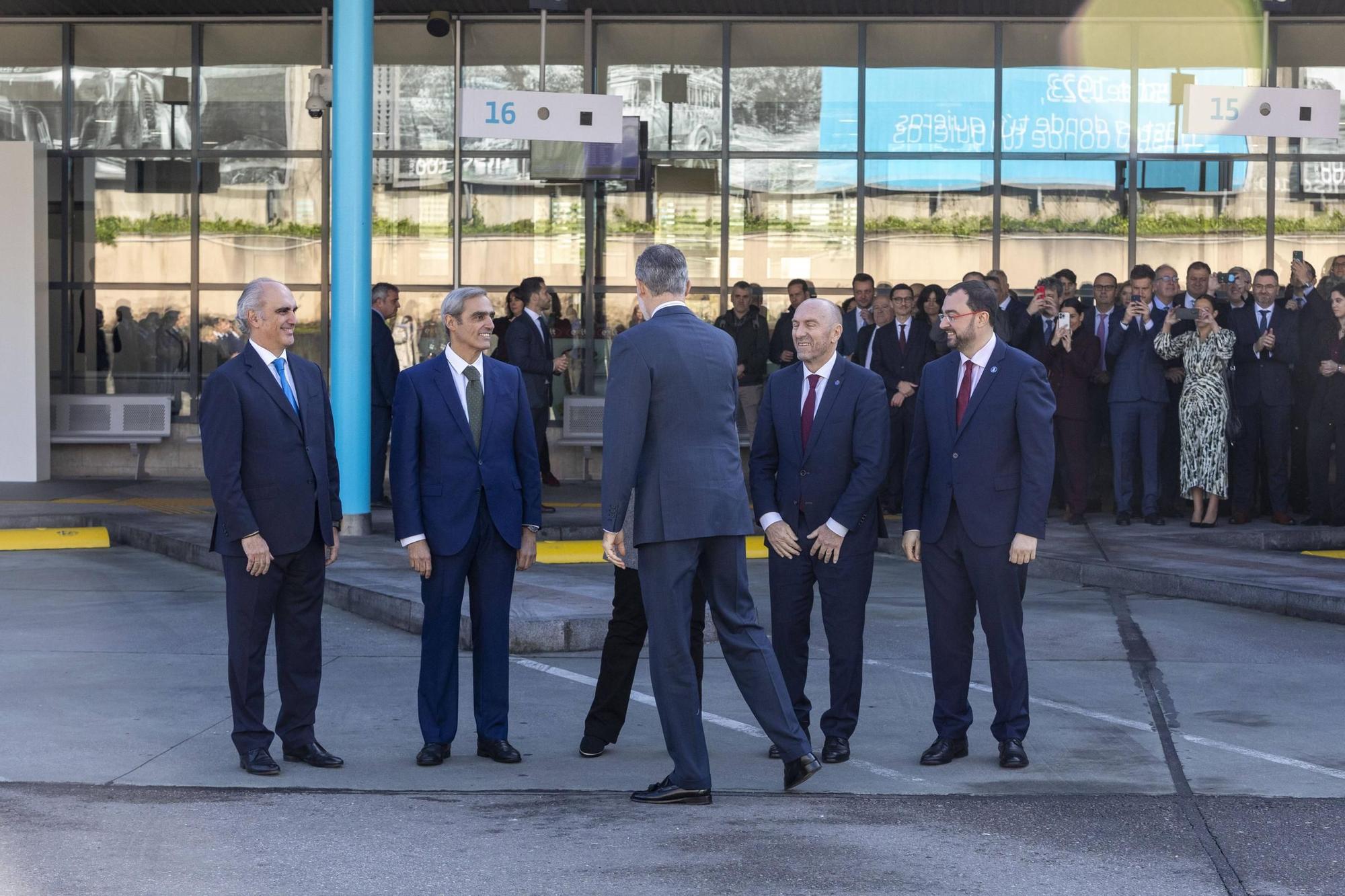 EN IMÁGENES: El Rey visita la estación de autobuses de Oviedo para conmemorar los 100 años de Alsa