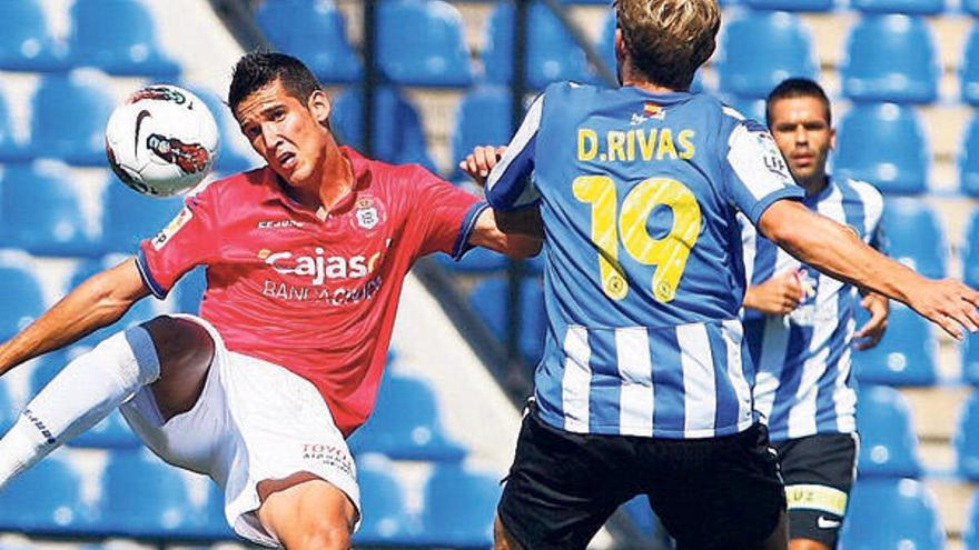 Ale Zambrano golpea el balón durante un partido del Recreativo ante el Hércules. // Huelva Información