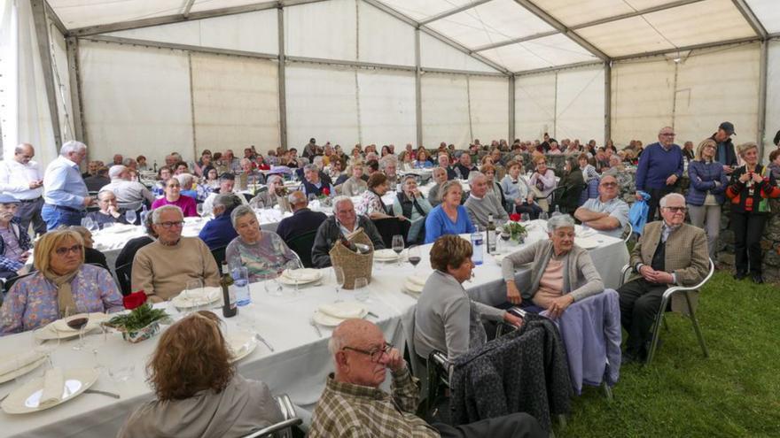 Los vecinos, celebrando el Día de los Mayores en Soto de Ribera. | I. Collín