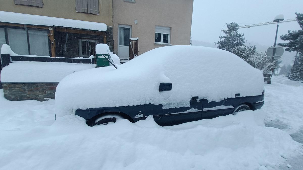 Un vehicle colgat a Formigueres, al Capcir