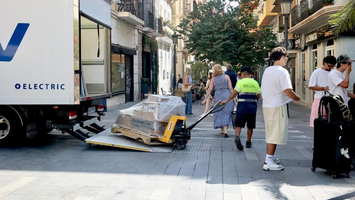 Vehículos mal estacionados dificultan el acceso a los comercios entre la calle Susana Llaneras y la plaza Nueva.