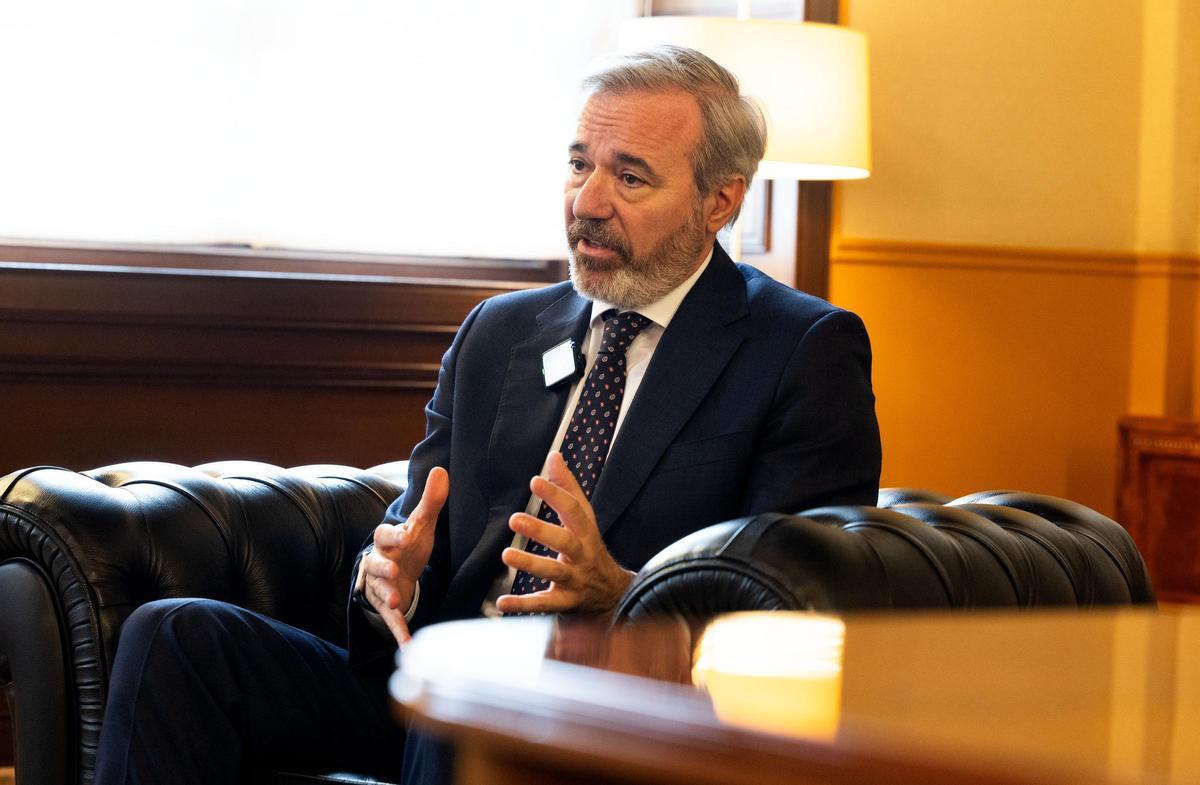El presidente Azcón, en un momento de la entrevista en el Pignatelli.