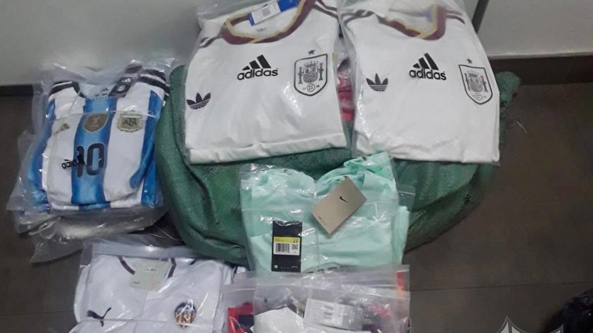 Parte de las equipaciones deportivas falsificadas intervenidas por la Policía Local de Orpesa en una de las últimas actuaciones contra el top manta, dentro de los dispositivos desarrollados este verano junto a la Guardia Civil.
