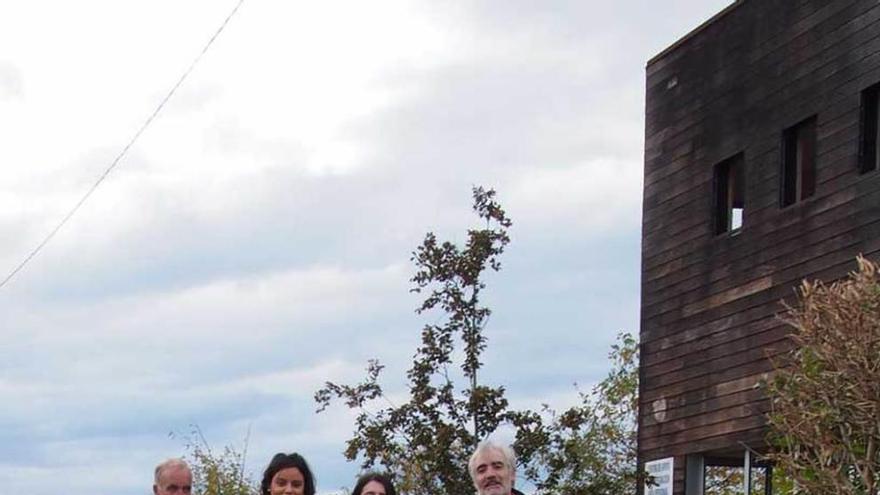 Por la izquierda, José Lorences, Beatriz Polledo, Arancha Teresa Vázquez y Cristóbal Lapuerta, ayer, a las puertas del centro.