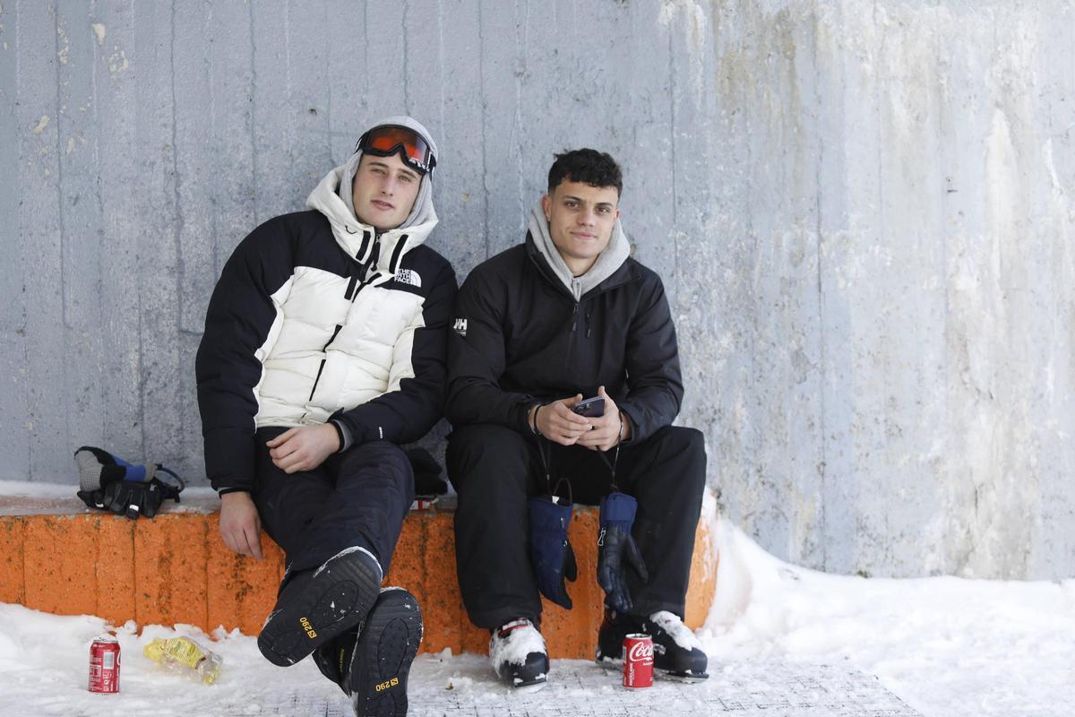 Miguel Moro y Javier Prieto en los bajos de la cafetería de la zona alta de Valgrande-Pajares el primer día de la temporada de esquí