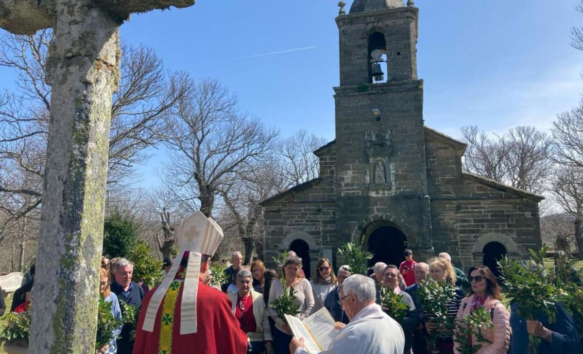 Un momento del acto con el Santuario al fondo. | Araceli Saavedra