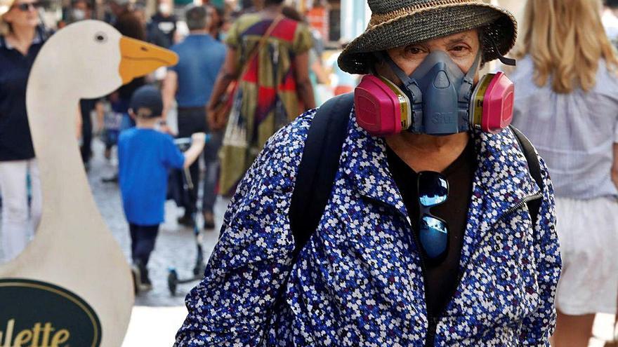 Una dona passejant per París amb mascareta, ahir.