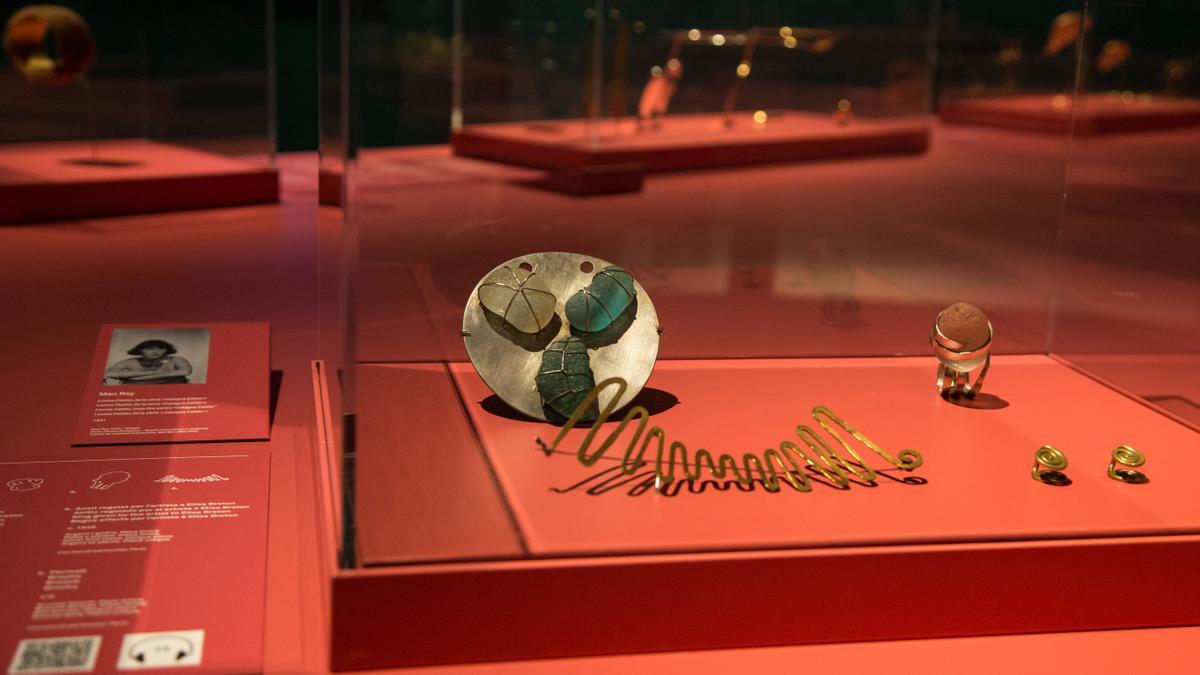 Joyas creadas por Alexander Calder, algunas regaladas a Elisa Breton, en la muestra 'Picasso y las joyas de artista'.