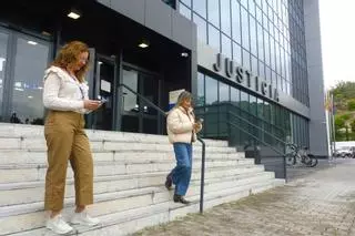 El Palacio de Justicia de Gandia continúa sin cobertura móvil: "Seguimos acercándonos a puertas y ventanas"