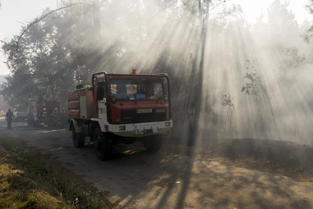 Cuatro vehículos calcinados en un incendio y otros