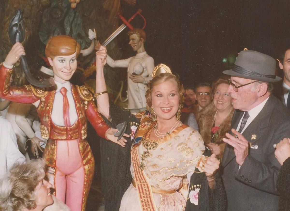 Lina Mortan, ante su &quot;ninot&quot; en la falla, acompañada del histórico presidente Víctor Monzón.