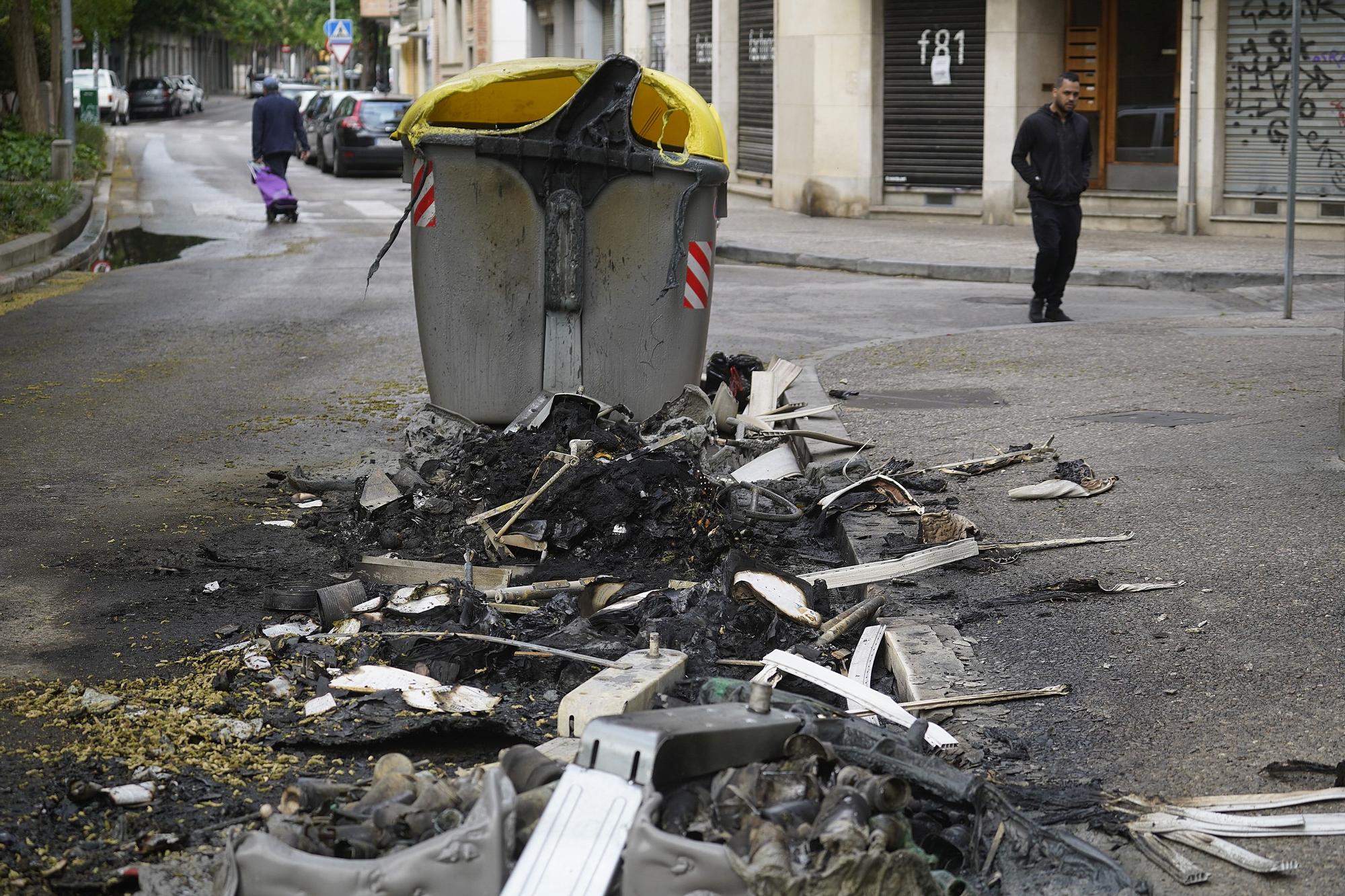 Cremen una vintena de contenidors a Girona i causen danys en façanes i vehicles