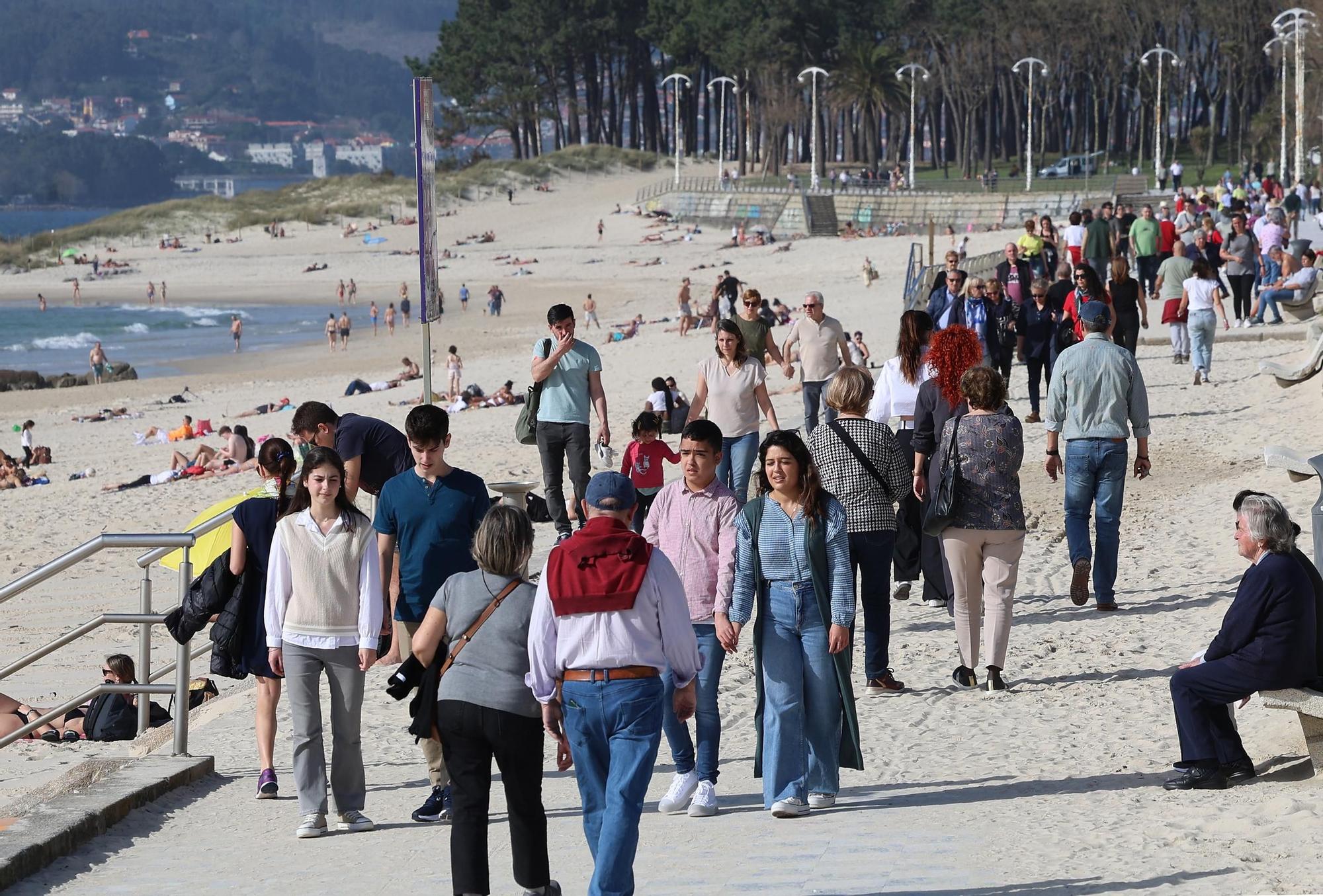 Vigo da la bienvenida a la primavera con un día de playa