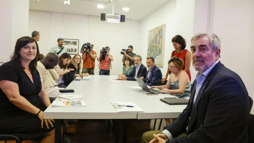 Fernando Clavijo se reúne en Madrid con las ONG que atienden a los menores migrantes que llegan a Canarias