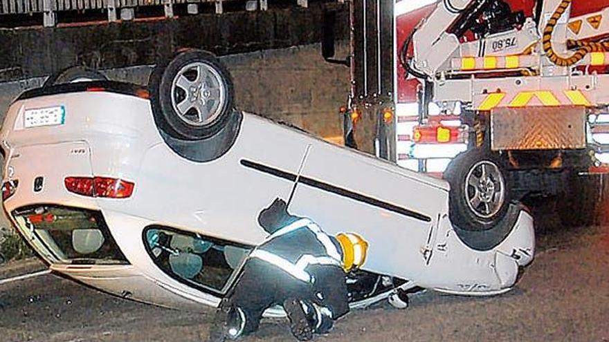 Un coche volcó de madrugada en el nudo de Bomberos.