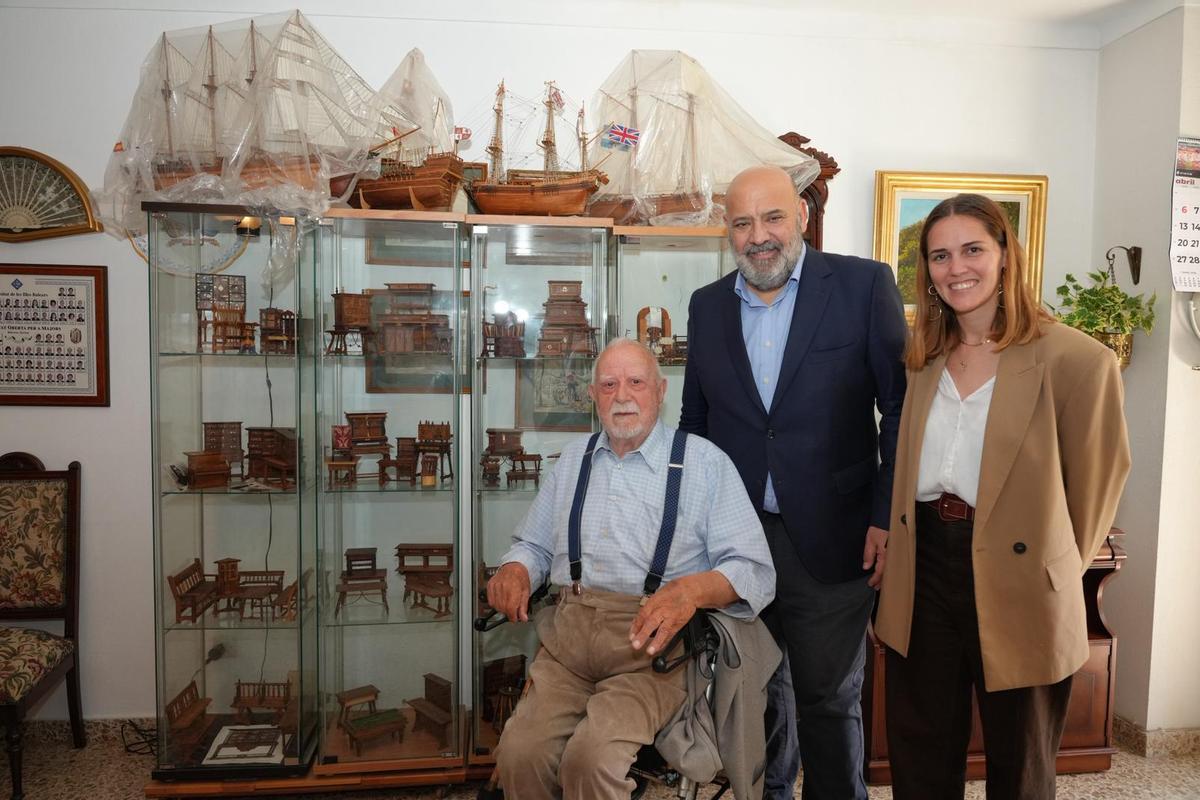 Jaime Martínez y Lourdes Roca posan este martes con Francisco Escalero.