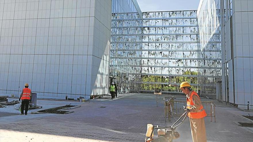 La UJI traslada el invernadero para construir la segunda fase de Salud