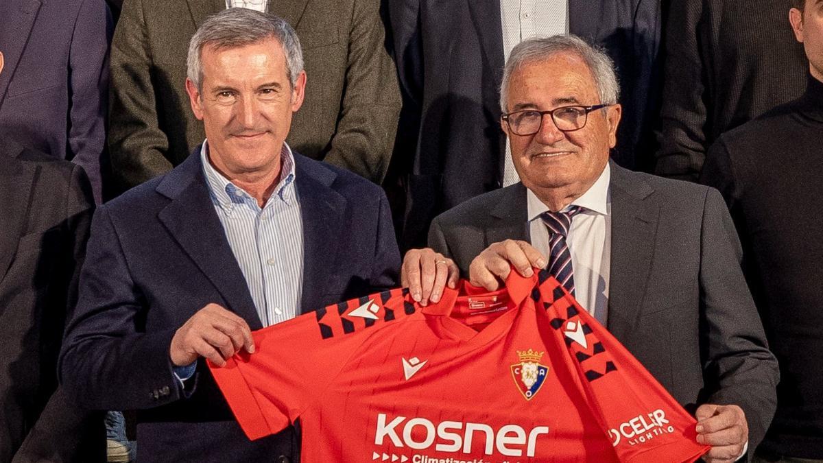 El presidente de Osasuna (derecha), junto a Kosner para anunciar su acuerdo hasta 2028