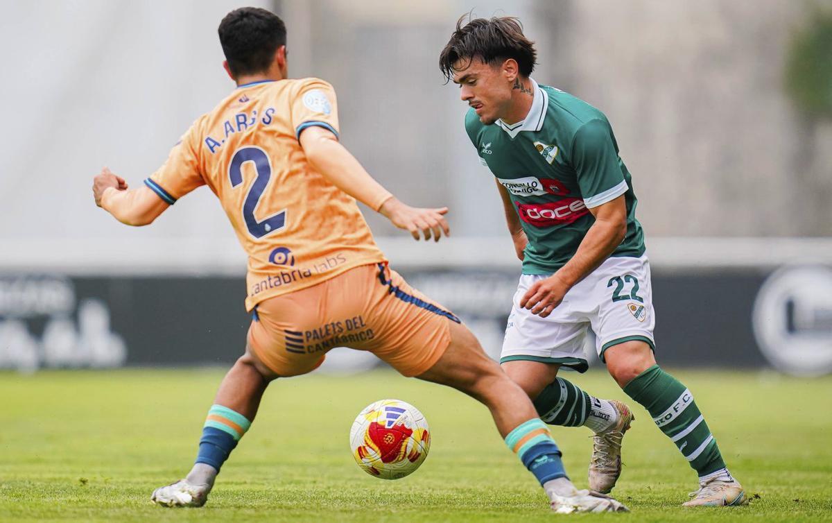 Xavi Cidre trata de irse de Argos, defensor del Rayo Cantabria. | PEDRO MINA