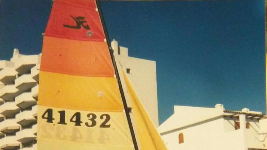 Pedro Rivera, junto a sus amigos Carlos Gómez y Daniel Sánchez, en su catamarán ´Jolly Roger´ en una playa de La Manga, en 1989.