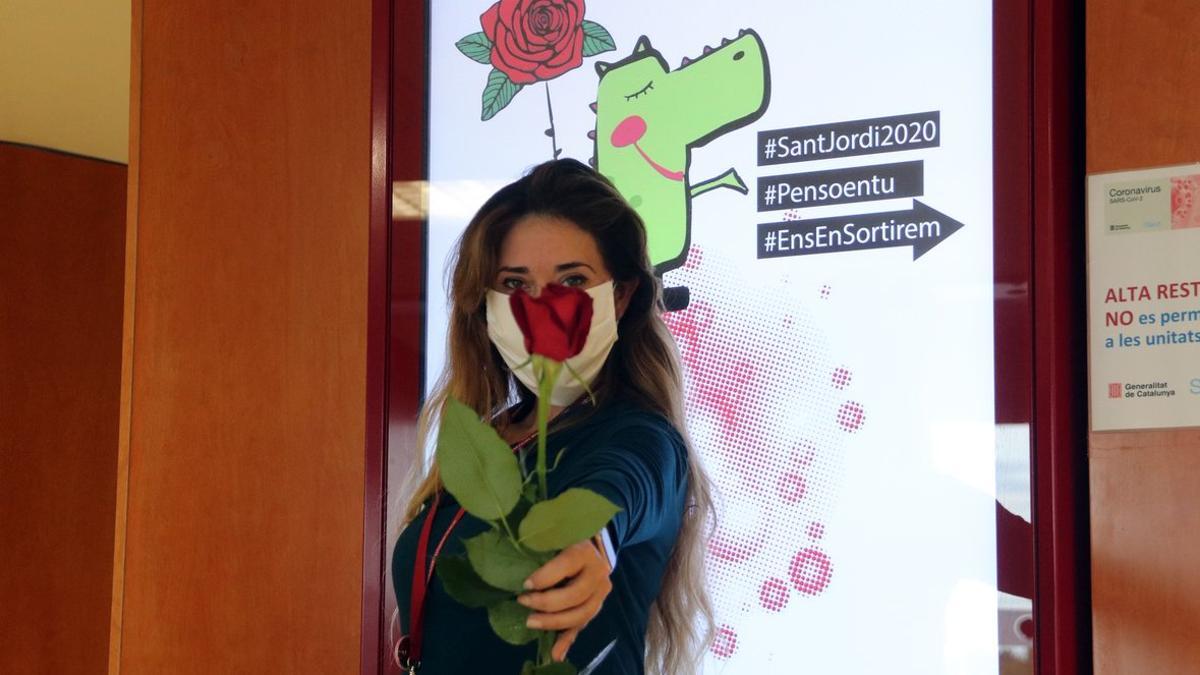 Una de las voluntarias que han entregado rosas al Hospital de Bellvitge el 23 de abril de 2020.