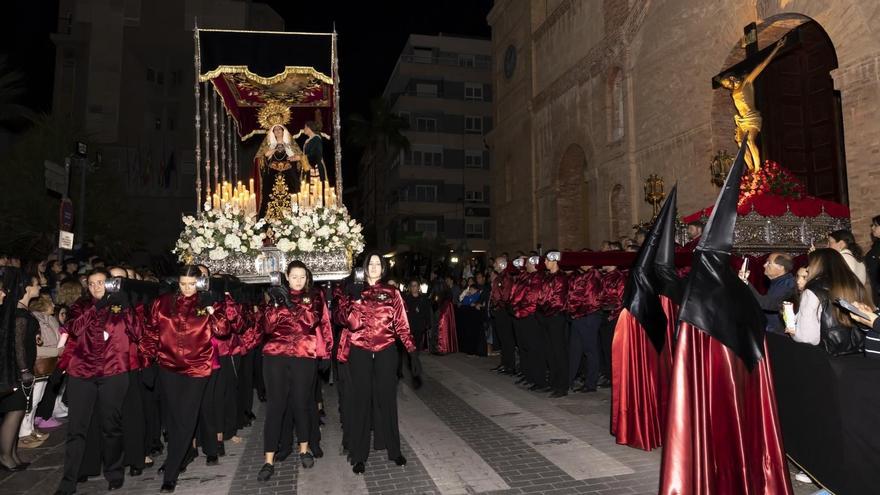 El Jueves Santo tiene lugar la procesión del silencio y el Descendimiento del Cristo del Calvario.