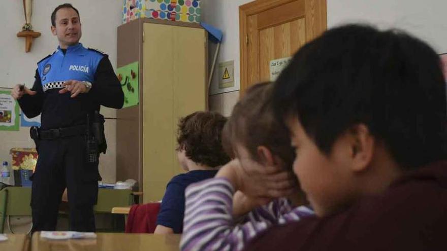 El nuevo coordinador de Educación Vial, durante las clases de ayer en San Vicente de Paúl.