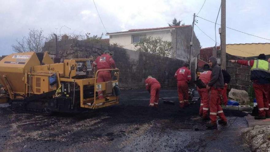 Las brigadas mejoran la pavimentación de los caminos en el rural de Marín. // Santos Álvarez