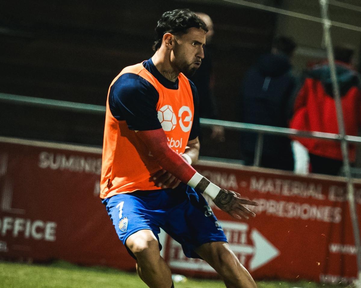Sergio Moreno, durante el calentamiento antes del partido.