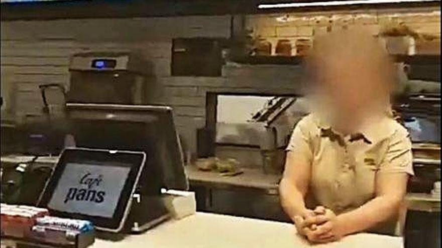 Imatge del vídeo on es veu la treballadora que es nega a servir el cafè.
