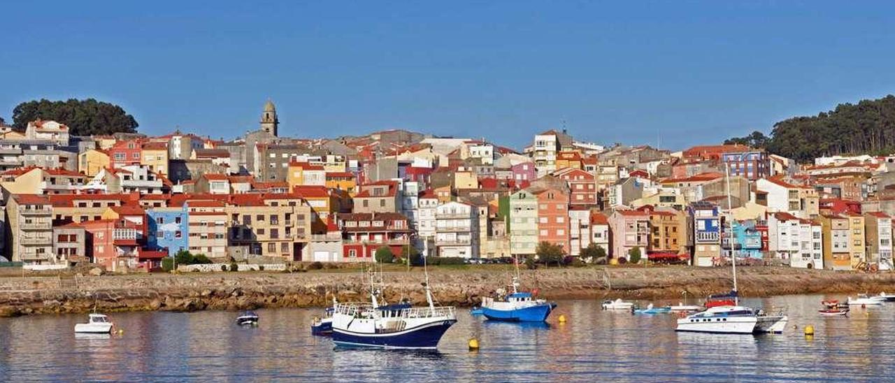 Vista parcial da vila de A Guarda. Na imaxe pequena: documento de doazón ao mosteiro de Santa María de Oia (1257).