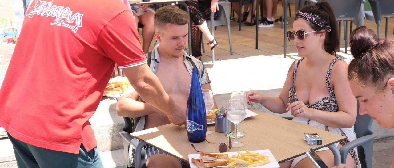 Turistas en una terraza de un negocio de Benidorm.