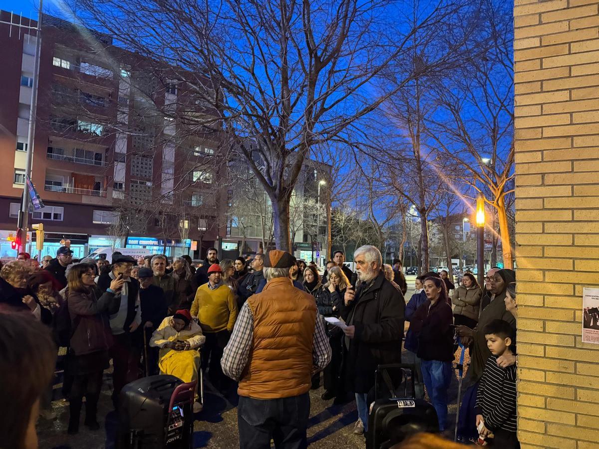 Concentració veïnal a Can Gibert del Pla per condemnar l’agressió del passeig d’Olot, amb presència de representants del PSC de Girona.