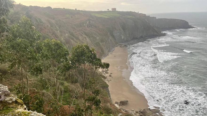 Fallece un hombre tras precipitarse por un acantilado en una playa de Gijón