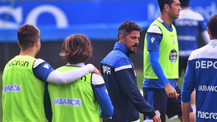 De la Barrera, con sus futbolistas en Riazor. |   // CARLOS PARDELLAS