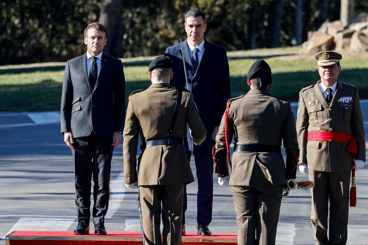 Pedro Sánchez y Emmanuel Macron, al inicio de la cumbre entre España y Francia que se celebra en Barcelona
