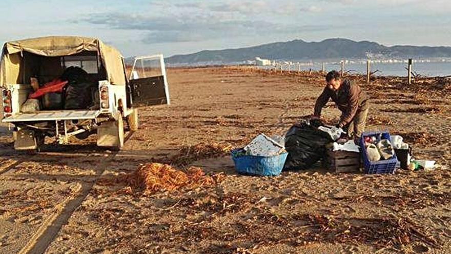 Neteja a la platja de can Comas