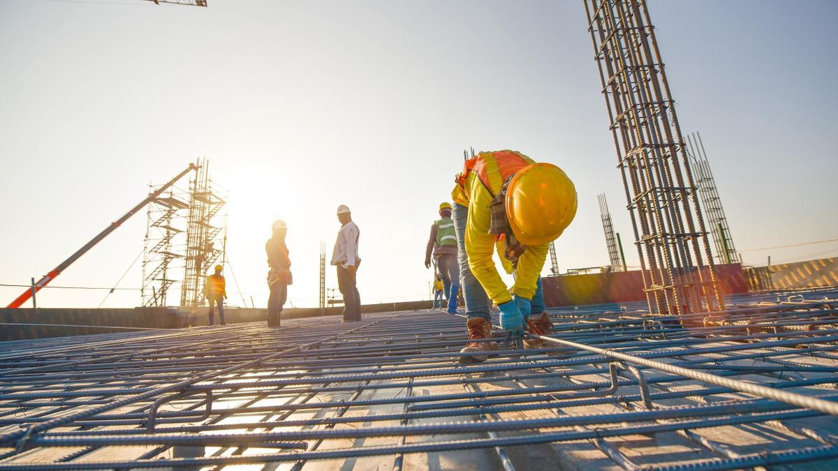 Personas trabajando en el sector de la construcción