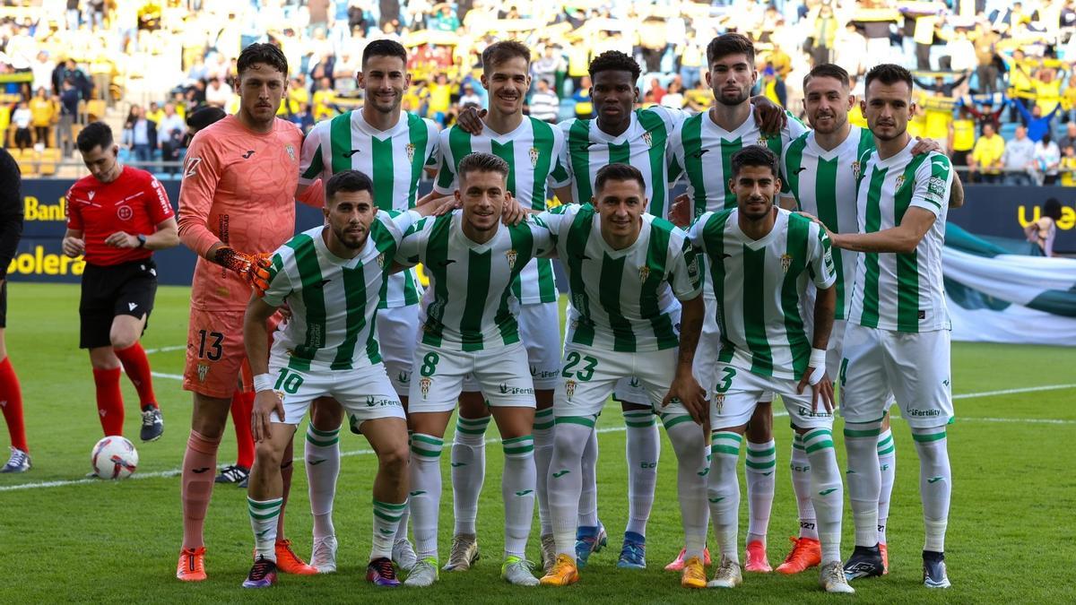 Equipo titular del Córdoba CF que cayó derrotado ante el Cádiz, este domingo, en el Nuevo Mirandilla.