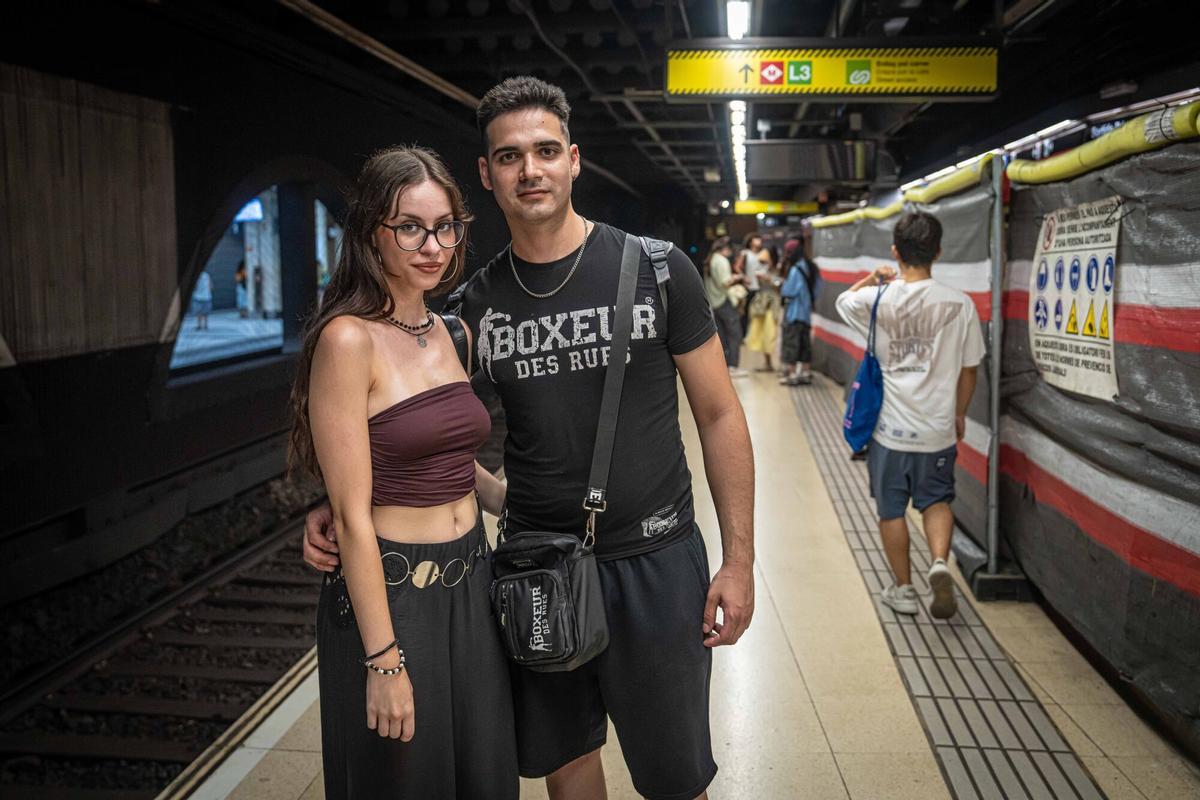 Fabiola y Mario, de 22 años, en la estación de metro L1 de plaza Catalunya, el 30 de julio de 2026