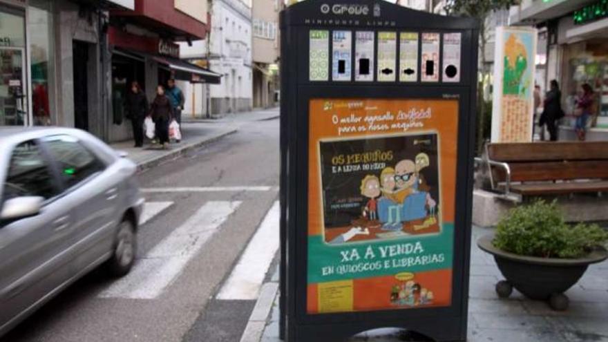 Uno de los &quot;minipuntos limpios&quot; colocados en las calles grovenses para favorecer el reciclaje.  //  Muñiz