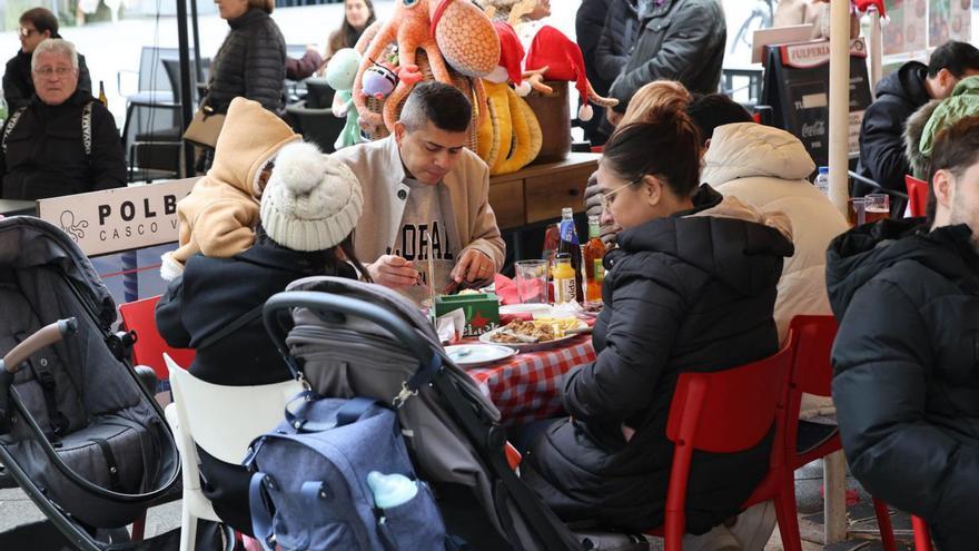 Clientes comiendo ayer en un restaurante de Plaza da Constitución.