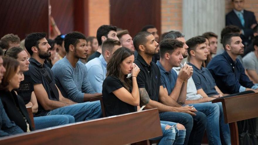 La &quot;familia naranja&quot; despide al jugador Noronha en un multitudinario funeral