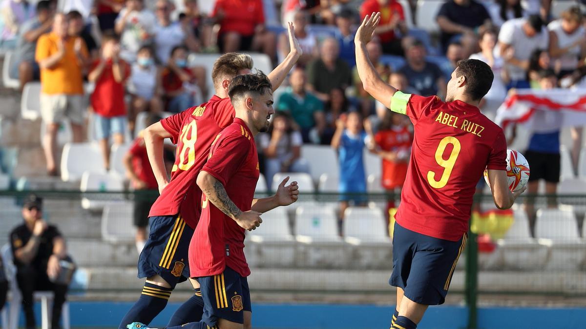 Abel Ruiz felicita a Robert Navarro tras el primer gol de la sub-21 este martes en Melilla.