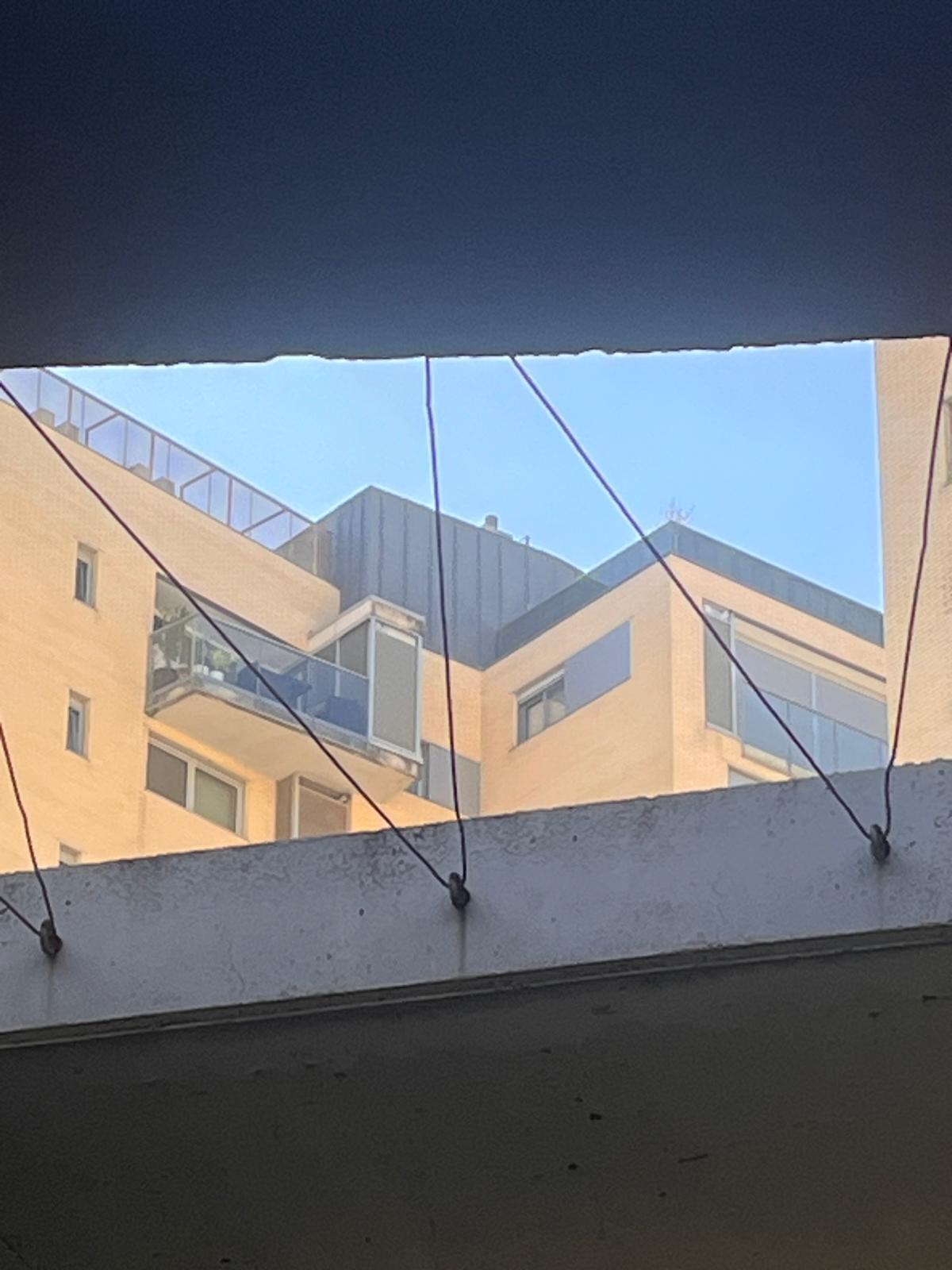 A la derecha, terraza en la que permaneció el fallecido antes de caer al vacío.